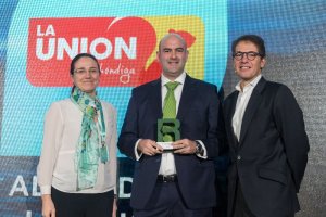 El director general de Alhóndiga La Unión, Jesús Barranco, recoge el premio al mejor proyecto en innovación de Ecoembes.
