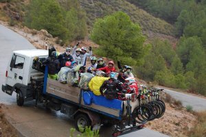 Subidos al camión.