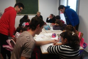 Jóvenes realizando su labor de voluntariado en la pasada edición.