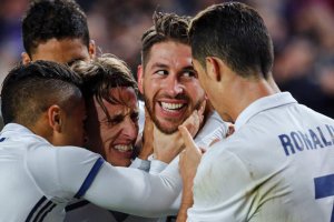 Sergio Ramos atrapado por sus compañeros.