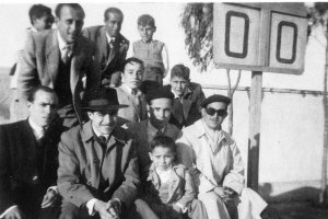 El marcador rudimentario que funcionaba en el estadio de la Falange en los años de la posguerra: un palo que sostenía el marco donde se iban las tabl