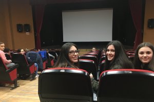 Un grupo de amigas esperando a que comience ‘Vaiana’. La próxima semana se proyectará ‘Los Últimos de Filipinas’.