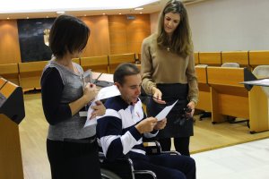 Delia Mira con José Ramón Olivencia, ganador del concurso de redacción.