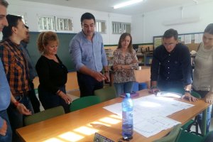 Responsables políticos en una visita reciente al colegio.