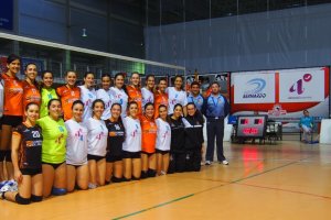 Los dos equipos posan antes del partido.