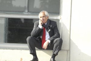 Alfonso García con la mirada perdida en sus futbolistas.