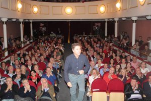 El Teatro Apolo se llenó en la presentación del libro de Eduardo D. Vicente.