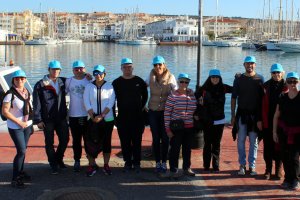 La concejala María José Martín, en el centro, con algunos de los voluntarios que participan en este programa.