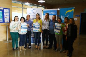 Actividad de nado solidario en la piscina municipal.