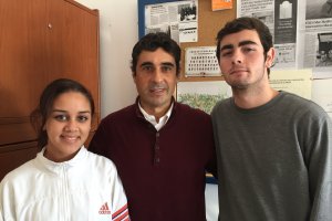 Los alumnos-periodistas junto con el director.