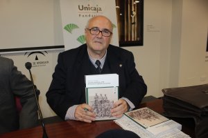 Martín García, autor, con un ejemplar de su investigación histórica, ayer.