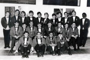 El profesor Francisco Adorna con un grupo de alumnos de distintas especialidades en los años 60 perfectamente uniformados.