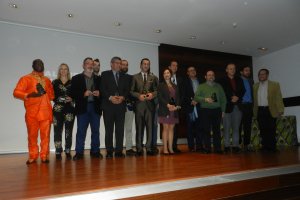 Representantes de la ONG Almería Acoge y de las instituciones y entidades premiadas posan en el  escenario del Museo Arqueológico a la finalización d
