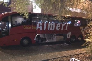 El autobús del Almería poco antes de salir de las instalaciones del José Zorrilla.