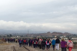 Ruta y plantación de un árbol realizadas ayer en el entorno natural de la localidad.