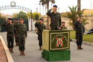 Felipe VI recibe honores a su llegada a la base militar.