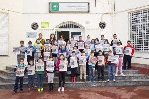Alumnos de 2º, 3º y 4º del Centro de Educación Primaria Andrés Manjón de Berja con el periódico que han hecho.