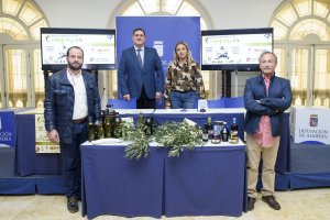 El alcalde junto a la diputada de Agricultura y los gerentes de las almazaras canjilonas.