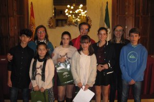 Alumnos reconocidos en el certamen literario.