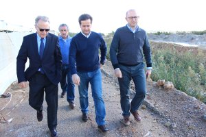 El alcalde de El Ejido, Francisco Góngora, recorriendo el "Camino del ayudante" acompañado por los ediles de Obras Públicas y Agricultura.