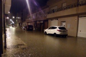 Una calle de Balerma fotografiada a las 01:38 h. de la madrugada del miércoles y compartida en Facebook.