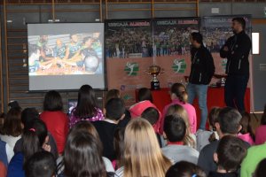 Los jugadores de Unicaja con los alumnos de Benahadux.