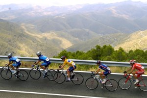 Los corredores subiendo hacia Calar Alto en la edición de 2004.