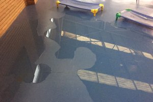 El agua llega a la pista.