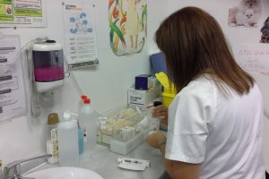 Una enfermera prepara una vacuna sobre la gripe.