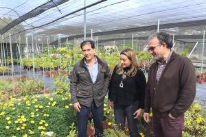 La diputada María del Mar López durante una visita al vivero provincial.