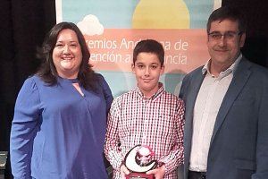 Estrella Cara y su marido Paco Hernández, con su hijo Fran.