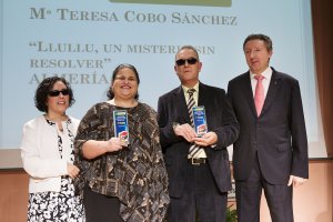 Los dos premiados con su galardón en el acto de entrega en Sevilla