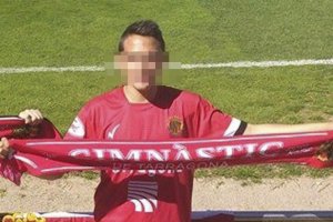 Rubén, en un partido al que acudió con la bufanda y la camiseta del Nástic.