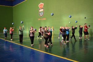 Participantes en la actividad de gerontogimnasia.