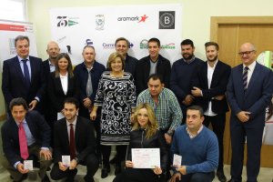 Los responsables de Cruz Roja con representantes de las empresas colaboradoras y la concejala de Turismo y Comercio de El Ejido, Luisa Barranco.