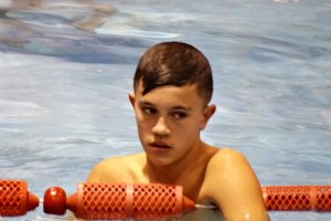 Un grande en la piscina.