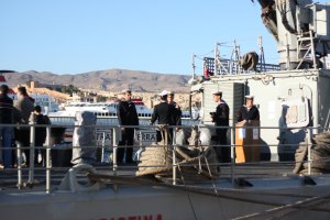 Parte de la tripulación del patrullero, con la Alcazaba al fondo
