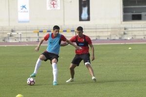 Isidoro presiona a Juanjo en un entrenamiento.