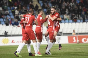 El Almería es feliz fuera del descenso.