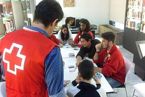 Niños en régimen de acogimiento familiar con voluntarios de Cruz Roja adscritos al programa de acogimiento durante el encuentro anual de las familias