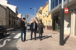 Concejales y técnico supervisan las mejoras realizadas.