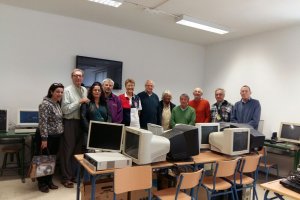 Entrega de los diferentes equipos informáticos por parte de Pirda a uno de los centros educativos de Zurgena.
