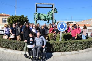 La familia Barrionuevo Sánchez en el punto donde se ha instalado el hito homenaje.