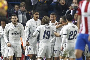 Fiesta blanca a orillas del Manzanares.