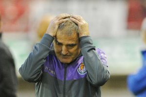 El entrenador se echa las manos a la cabeza.