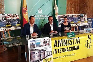 Presentación de la cesión en rueda de prensa.