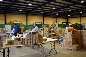 Nave municipal donde se realiza el reparto.