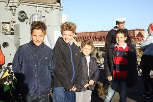 Niños a bordo del buque de la Armada en la jornada de puertas abiertas del viernes.