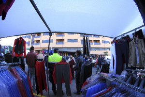 Policías locales en un mercadillo.