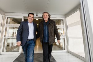 Jose Coronado, junto a Antonio J. Rodríguez, a su llegada al Aeropuerto de Almería.